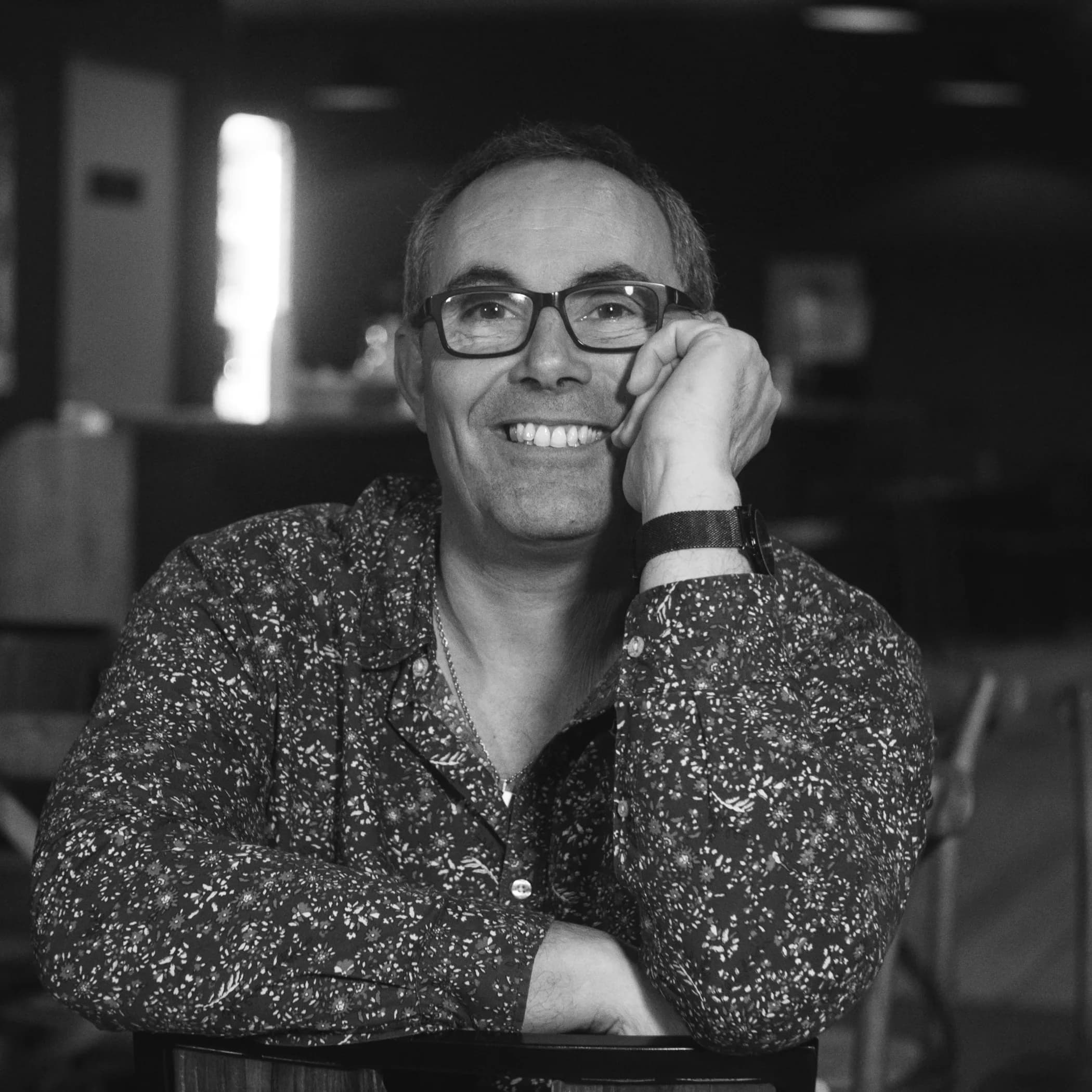 Romuald Vrigneau, fondateur d’Atout Point Com, souriant, en portrait.